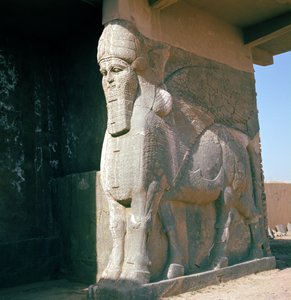 Kanatlı insan başlı boğa, Yeni Asur Dönemi, II. Ashurnasirpal saltanatı (kaymaktaşı)